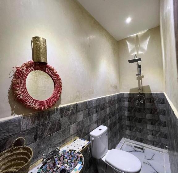 اتاق استاندارد با چشم‌انداز استخر, Kasbah Red Castel Hostel
