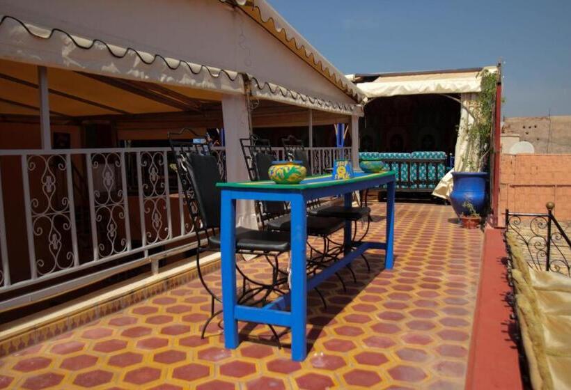 اتاق استاندارد سه تخته با چشم‌انداز استخر, Kasbah Red Castel Hostel