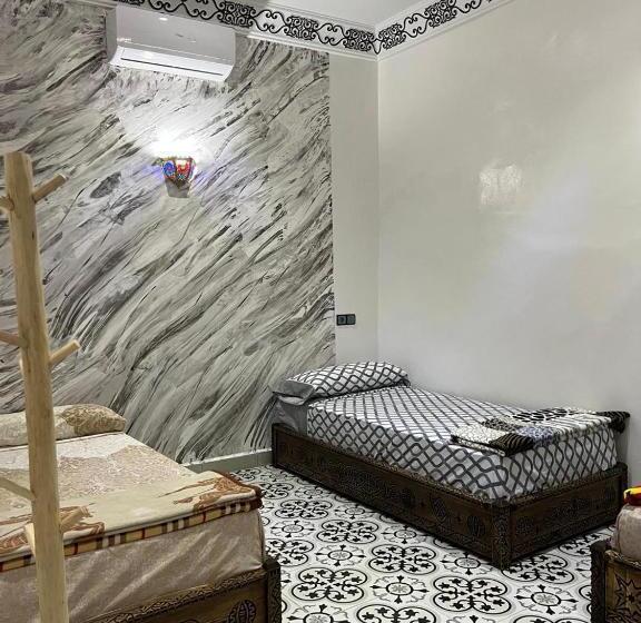 اتاق استاندارد سه تخته با چشم‌انداز استخر, Kasbah Red Castel Hostel