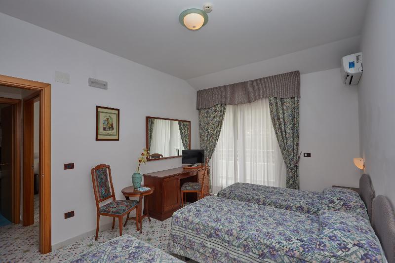 Номер Стандарт Трехместный, La Castellana