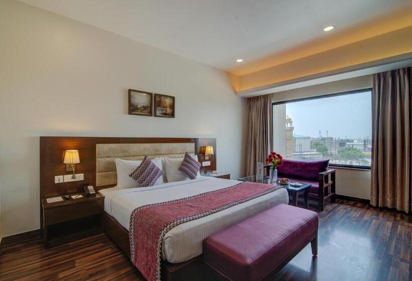 اتاق سوپریور خانوادگی, Home In By Amrik Sukhdev