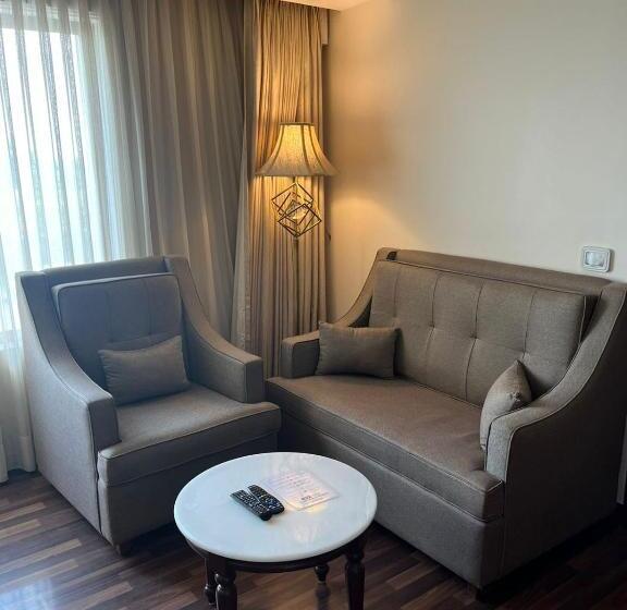 مجموعه ویستا شهر, Home In By Amrik Sukhdev