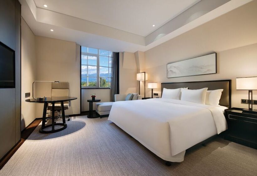 스탠다드 룸 더블 침대, Crowne Plaza Huailai By Ihg
