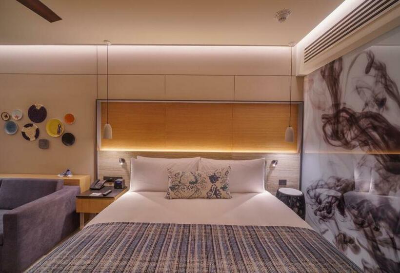 חדר דחוקס עם מיטת קינג, Renaissance Cancun Resort & Marina