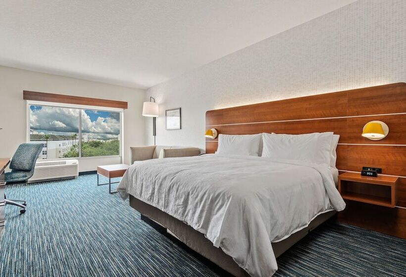 Люкс, Holiday Inn Express & Suites Orlando  Lake Buena Vista, An Ihg