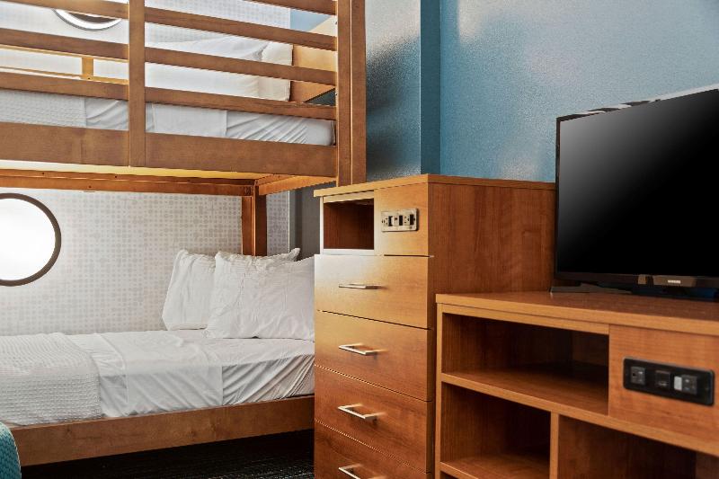 Люкс Кровать Кинг, Holiday Inn Express & Suites Orlando  Lake Buena Vista, An Ihg