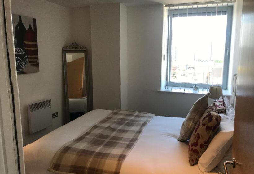 آپارتمان 2 خوابه, Cranbrook House Apartments   Near Ice Arena