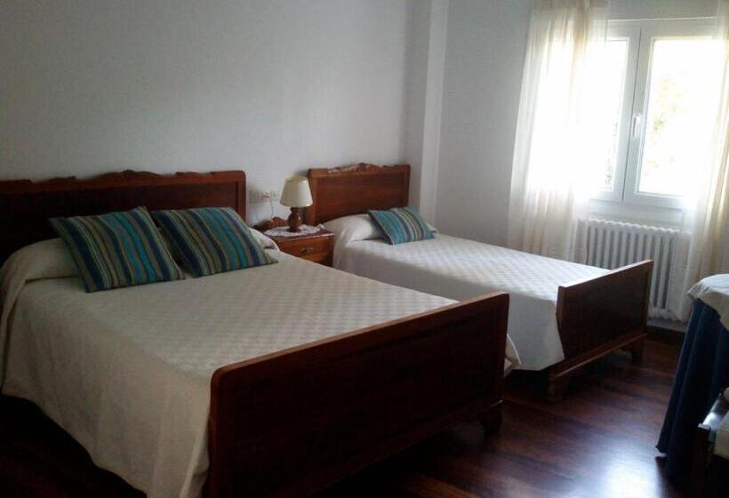 חדר סטנדרט לשלושה עם חדר אמבטיה משוף, Hostal Pumar