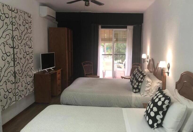 Номер Стандарт Трехместный, Hostal Victoria