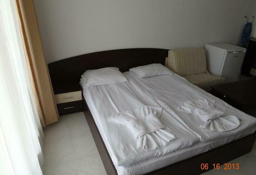 استودیوی استاندارد, Triumph Holiday Village