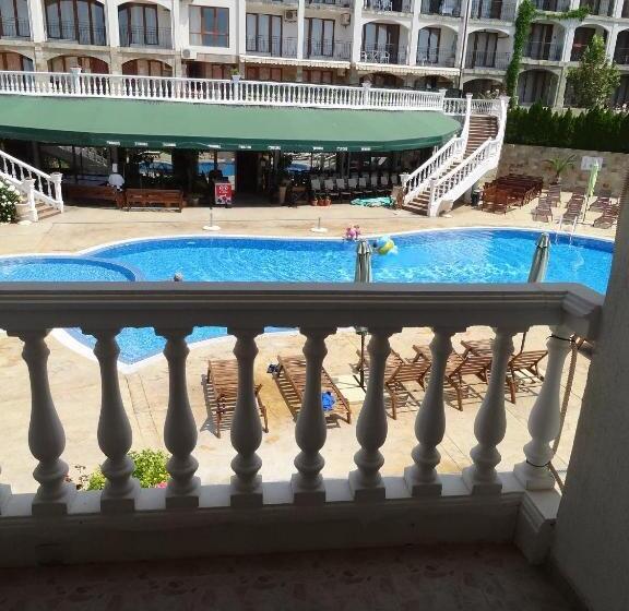 ویلای 2 خوابه, Triumph Holiday Village