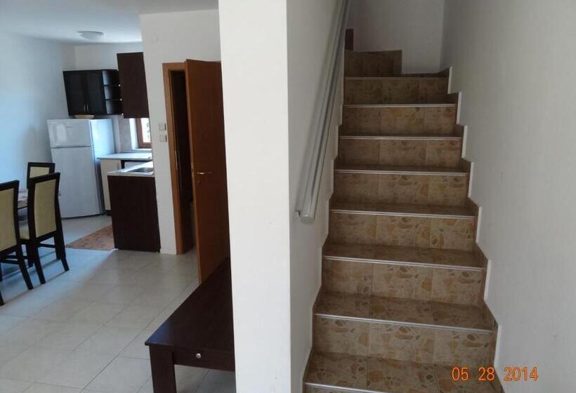 ویلای 2 خوابه, Triumph Holiday Village