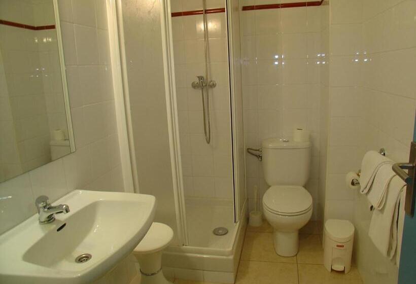 Номер Стандарт Трехместный, Hostal Adarnius