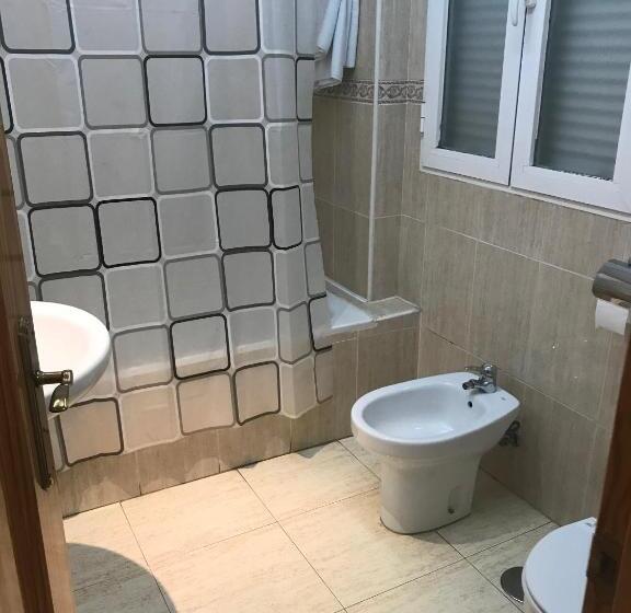 家庭间, Hostal 82