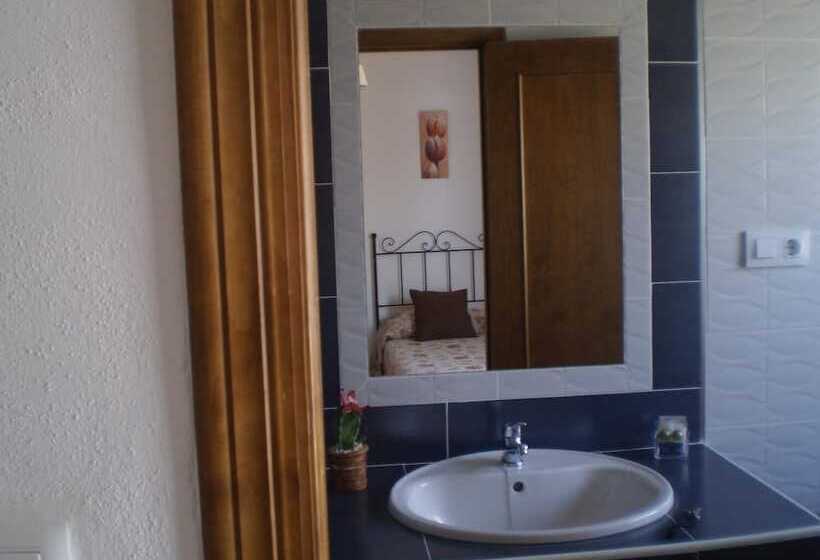חדר סטנדרט לשלושה, Hostal El Canario