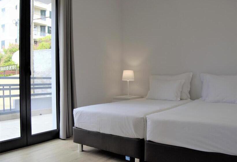 Студио Стандарт с Балконом, Apartamentos Turísticos Vitoria By Petit Hotels