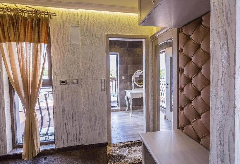 펜트하우스 스위트, 8 1/2 Art Guest House