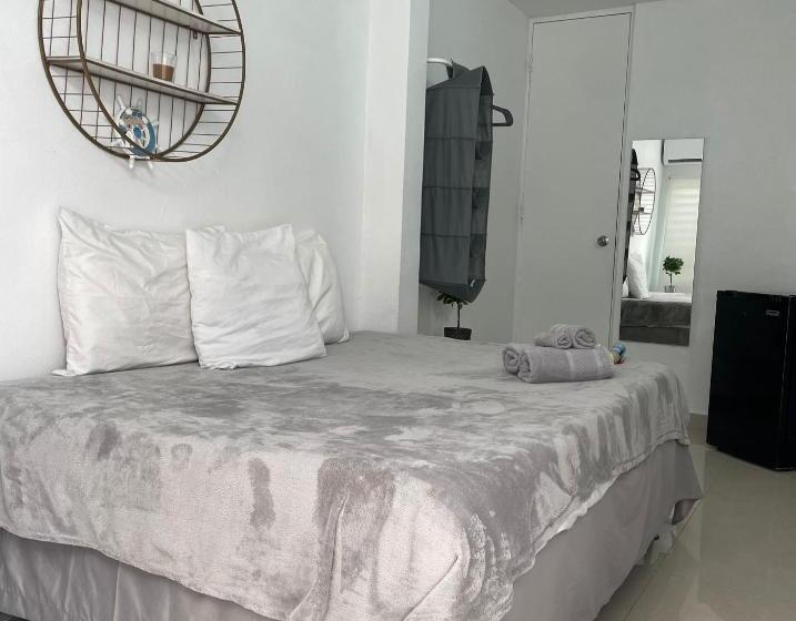 اتاق استاندارد یک نفره, The Pelican Poshtel