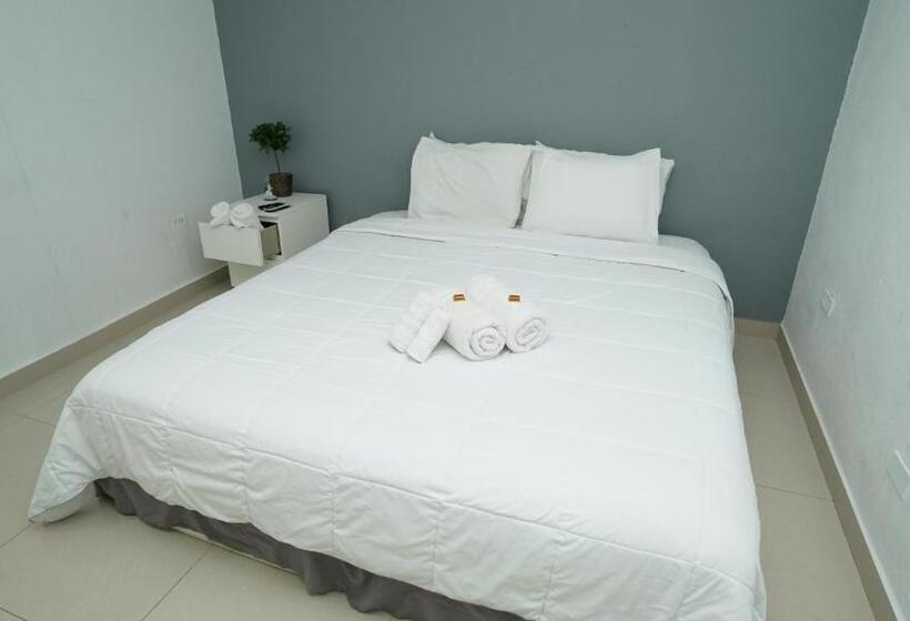 اتاق استاندارد با تخت بزرگ, The Pelican Poshtel