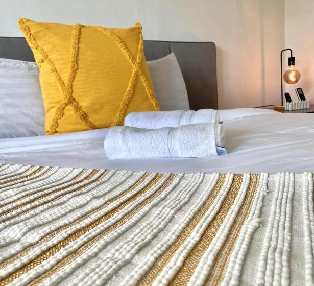 اتاق استاندارد با تخت بزرگ, The Pelican Poshtel