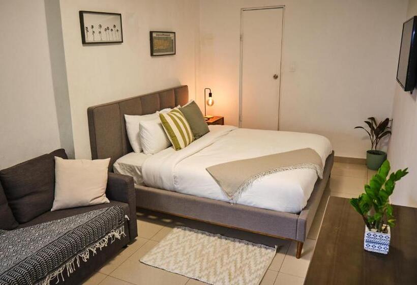 اتاق استاندارد سه نفره, The Pelican Poshtel