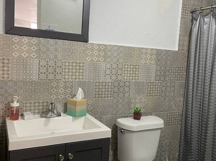 اتاق استاندارد یک نفره, The Pelican Poshtel