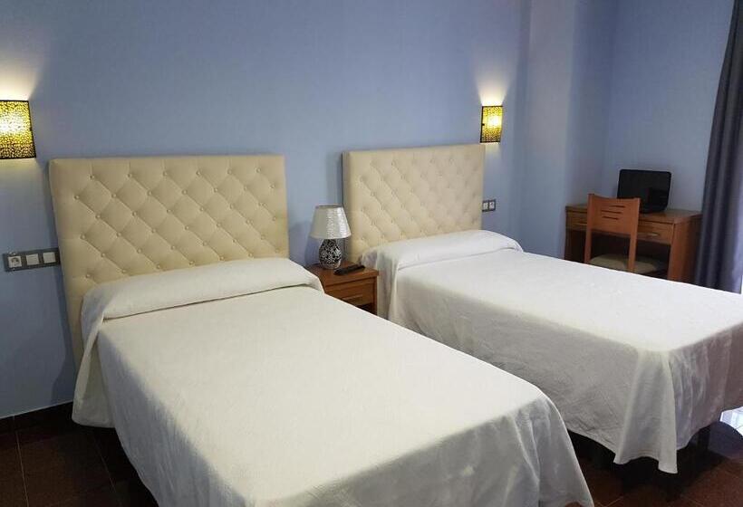 Номер Стандарт с Балконом, Hostal Camelot