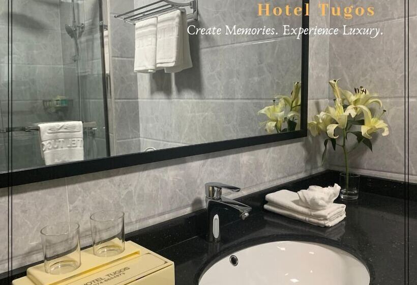 חדר משפחתי, Tugos