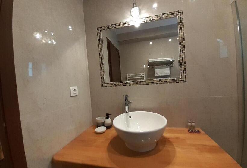 Quarto Estandar com Sacada, Lanobila
