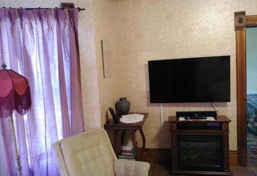 Дом 1 Спальня, The Sturgis Motel
