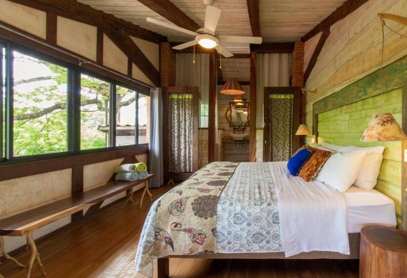 디럭스 룸 킹사이즈 침대, Latica Lodge