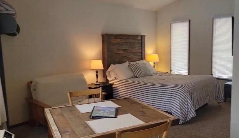 Номер Стандарт, Rock Creek Mercantile & Motel