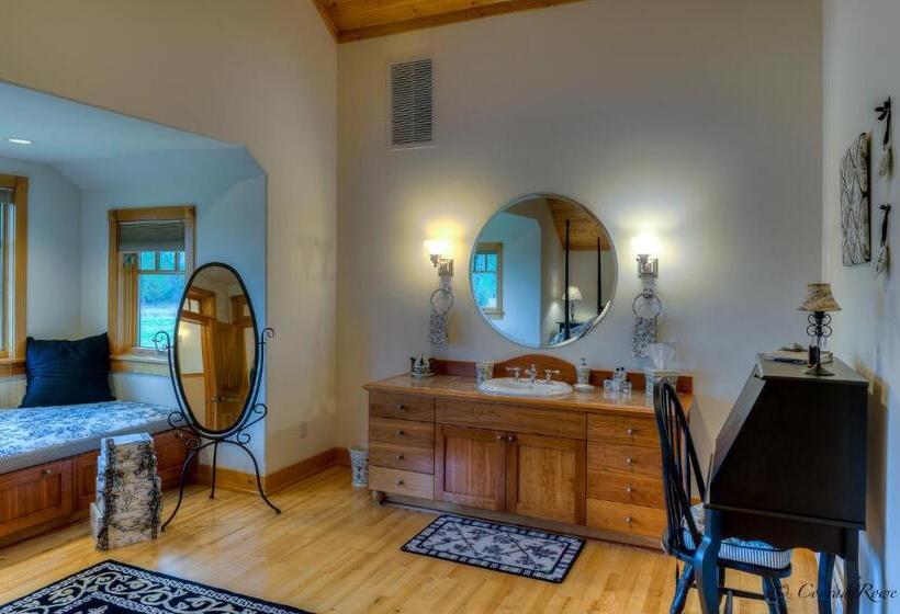 Люкс Deluxe Кровать Кинг, The Lodge At Trout Creek Bed And Breakfast