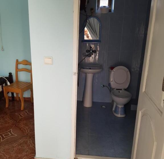 اتاق ساده سه‌ نفره, Gios Guest House