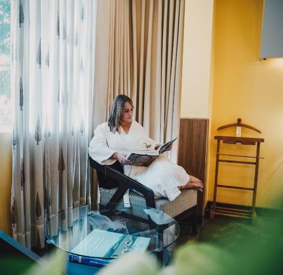 Superior Room King Size Bed, Ekaa Villa Near Taj Mahal