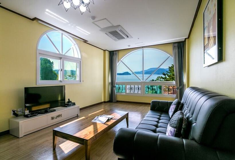 اتاق استاندارد با چشم‌انداز دریا, Tongyeong Beach Castle