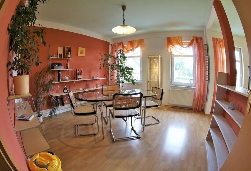 Cameră Familiară, Pension Jung