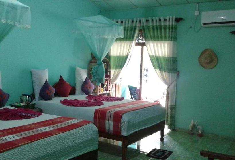 Семейный Номер Вид на Сад, Flower Inn
