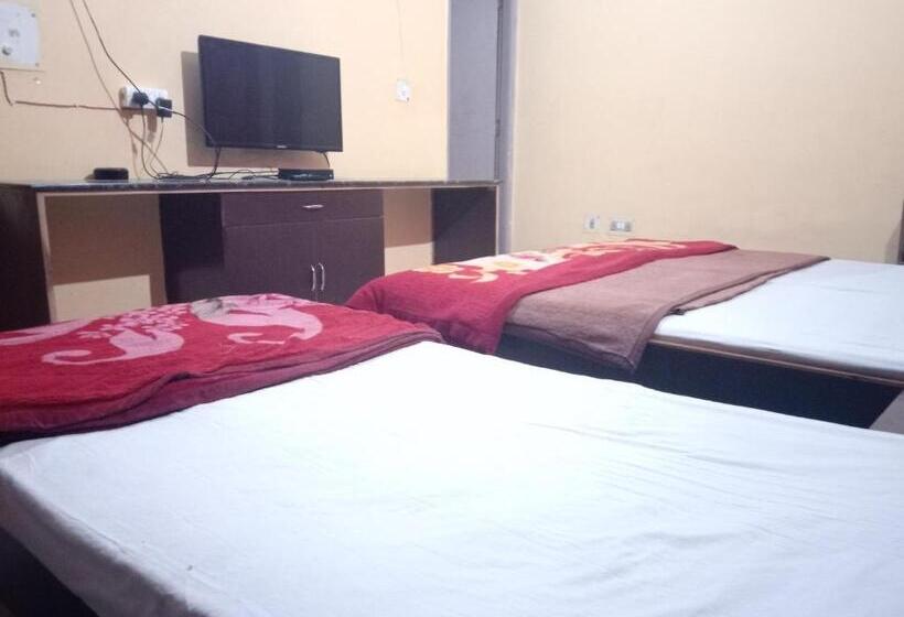 اتاق لوکس سه تخته, Yash Guest House 01 Minute Walk In Nizamuddin Railway Station