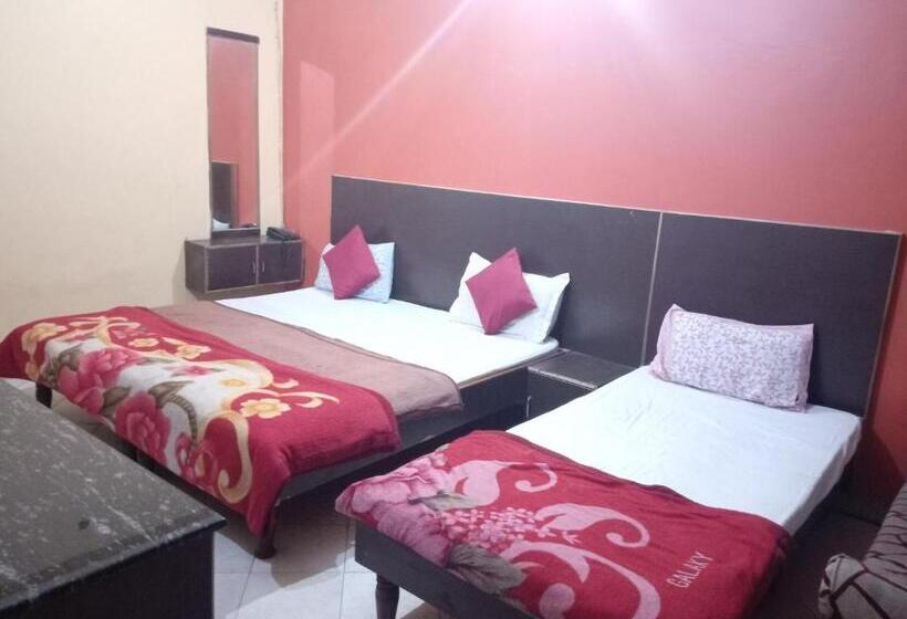 اتاق لوکس سه تخته, Yash Guest House 01 Minute Walk In Nizamuddin Railway Station