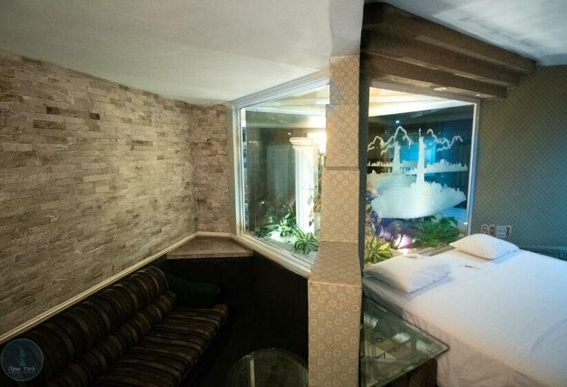 سوییت لوکس, New York Hotel/motel