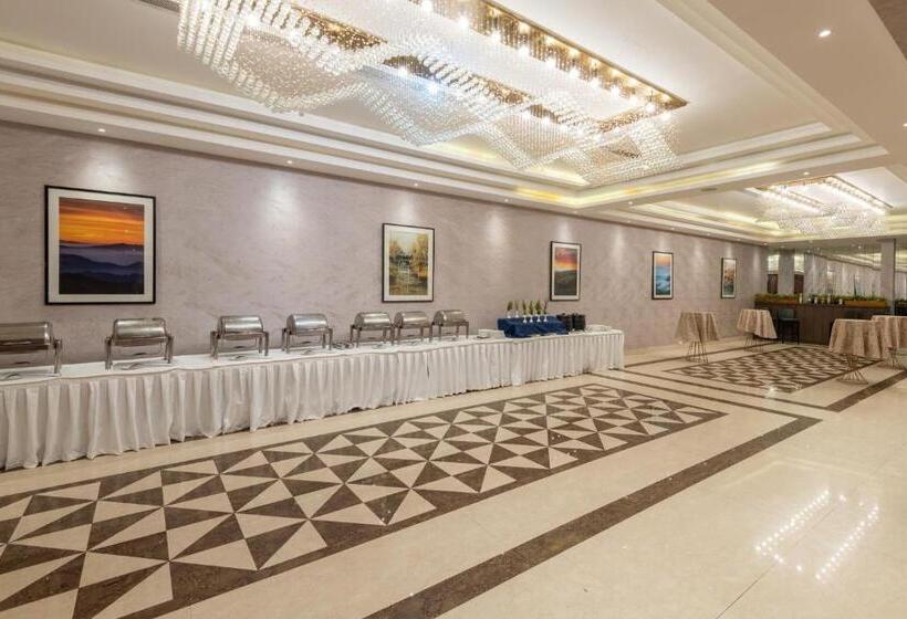 Номер Стандарт Кровать Кинг Адаптированный для Инвалидов, Ramada By Wyndham Kasauli