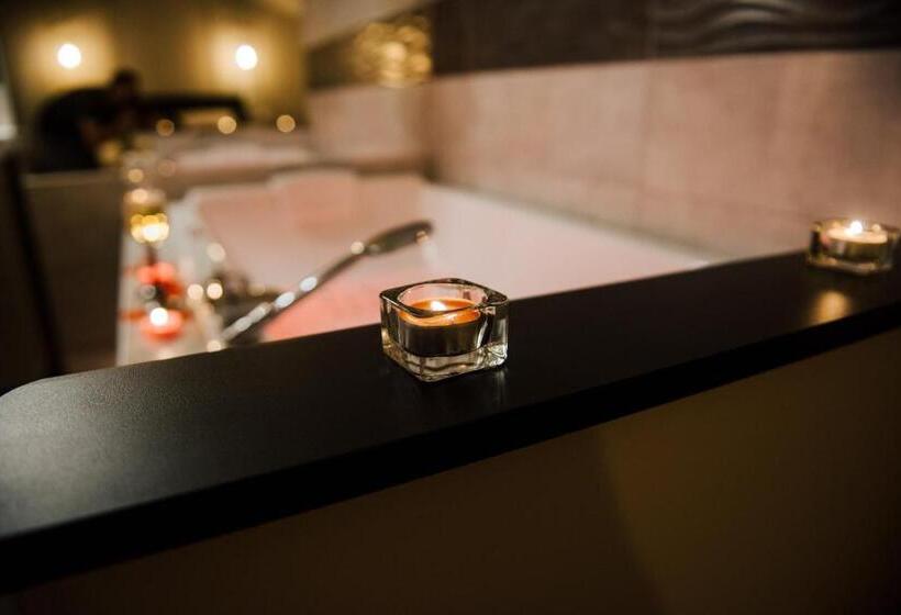 Люкс с гидромассажем, La Suite Romantique Avec Jacuzzi Au Cœur De Perpignan