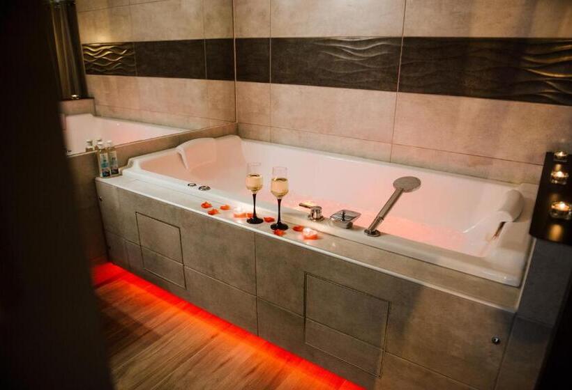 Люкс с гидромассажем, La Suite Romantique Avec Jacuzzi Au Cœur De Perpignan