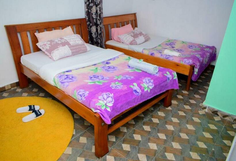 اتاق استاندارد با سرویس بهداشتی مشترک, Kenya Inn