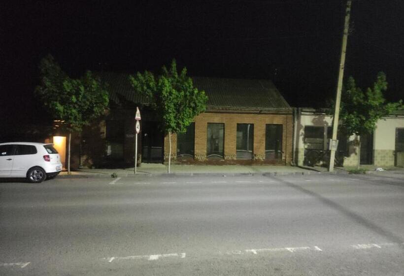 اتاق استاندارد با چشم‌انداز باغ, Insomnia