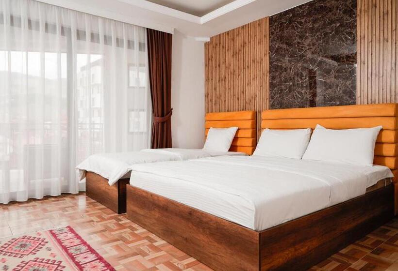 Habitación Triple Estándar con Balcón, Denis