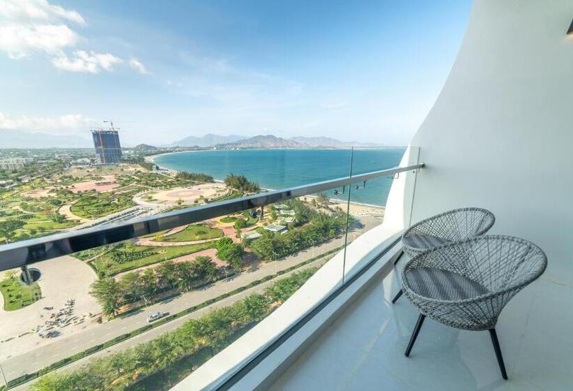 اتاق سه نفره دلوکس با چشم‌انداز دریا, Long Thuan Hotel & Resort