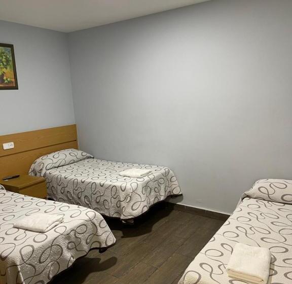 Номер Стандарт Трехместный, Hostal Tres Hermanos