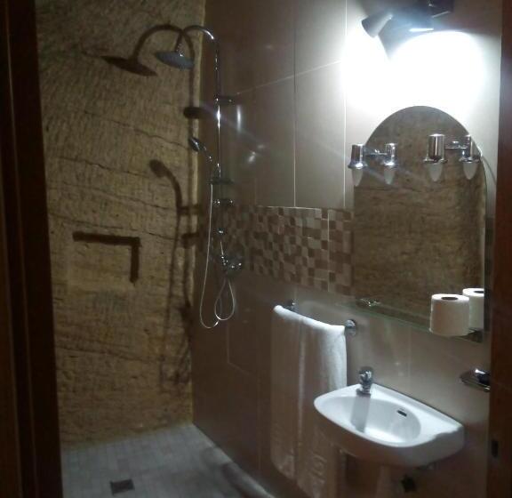 اتاق استاندارد با تخت بزرگ برای معلولان, Hostal Batato